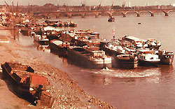 Port de Bordeaux en 1976 (photo offerte par Mado et bernard Villemain : cliquez pour voir un agrandissement)