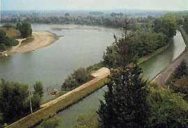 Vers Meilhan, le canal flirte avec la Garonne (cliquez pour voir un argandissement)